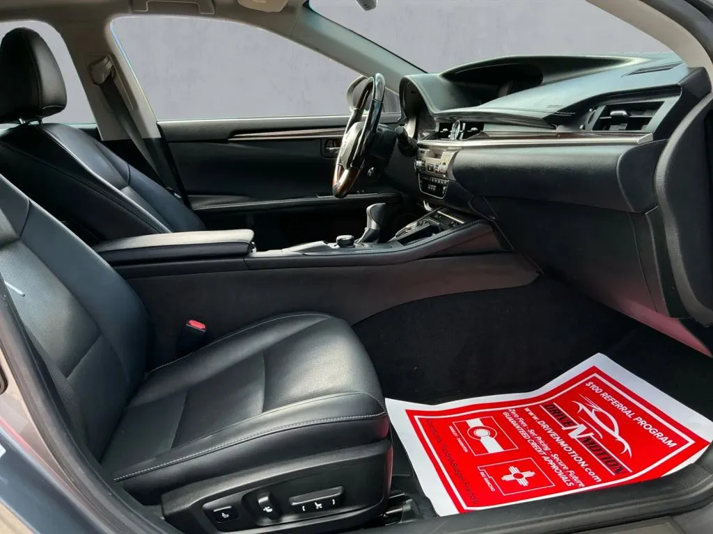 Lexus ES photo 21