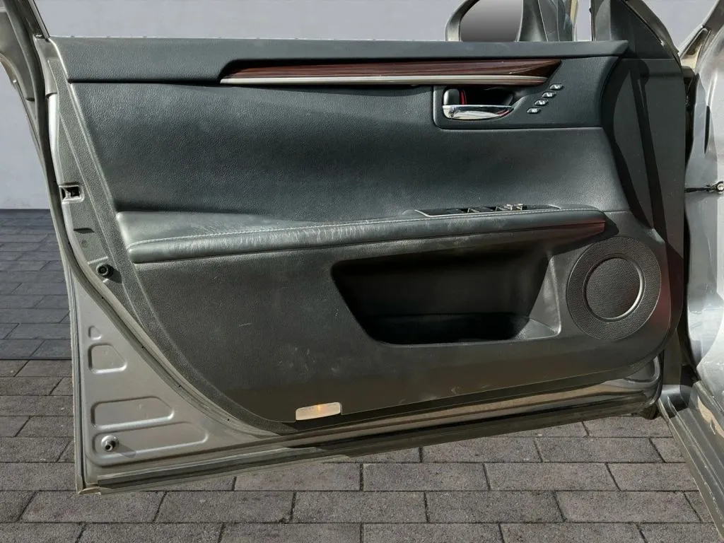 Lexus ES photo 10