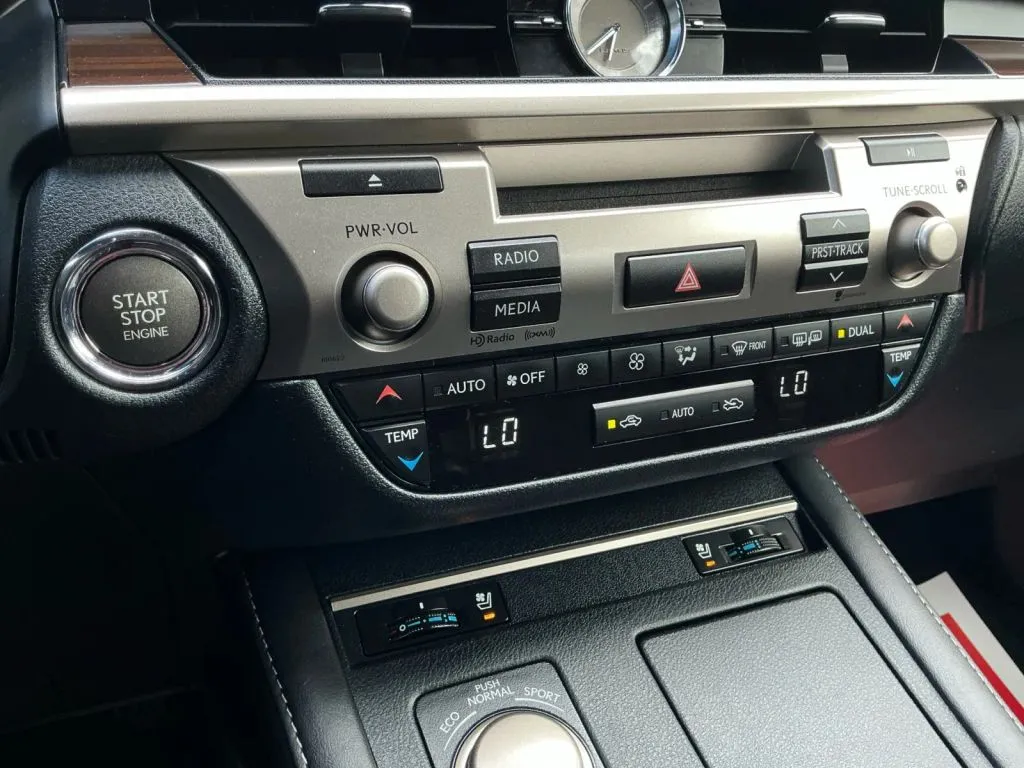 Lexus ES photo 32