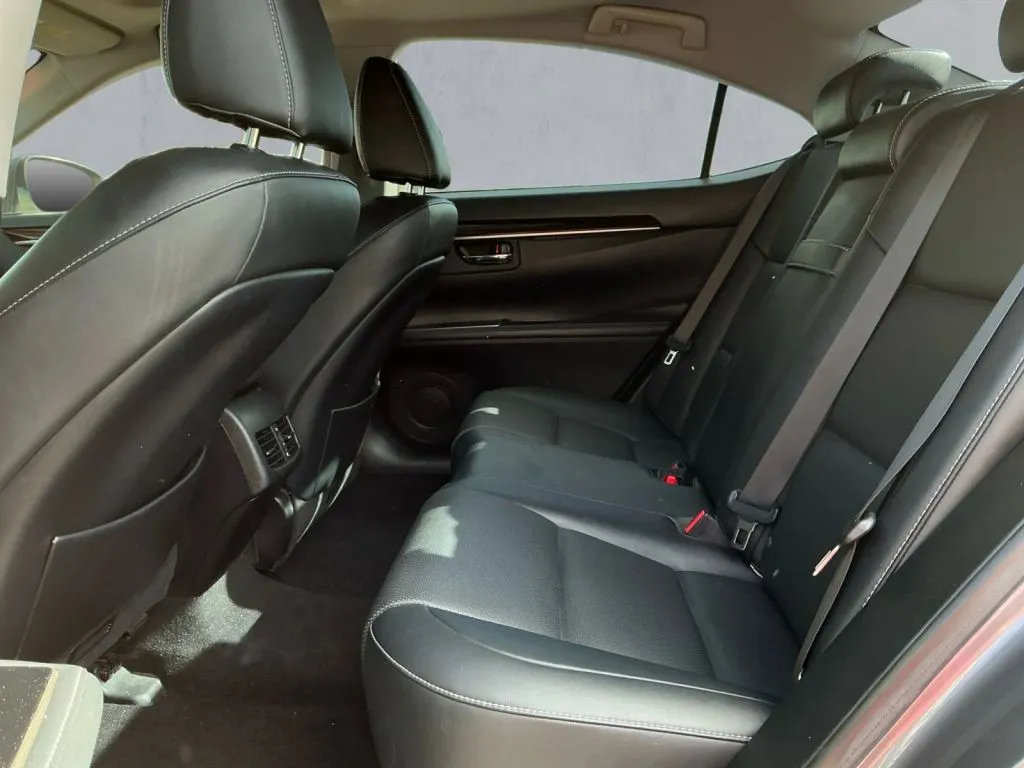 Lexus ES photo 14