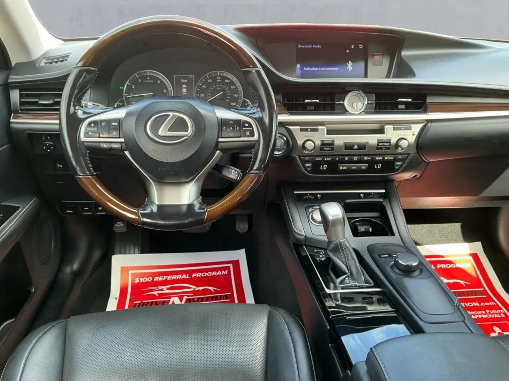 Lexus ES photo 16