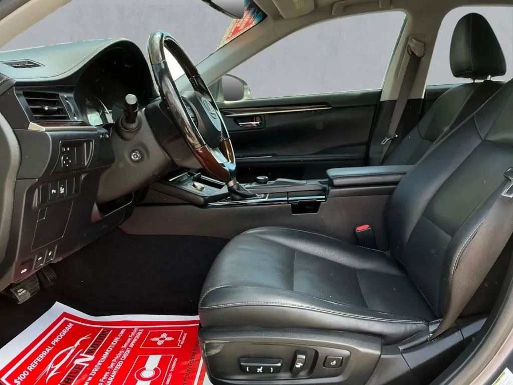 Lexus ES photo 12