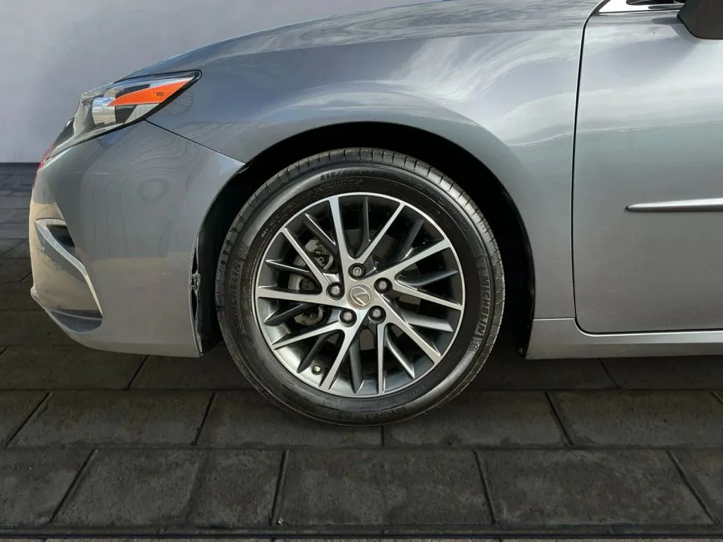 Lexus ES photo 24