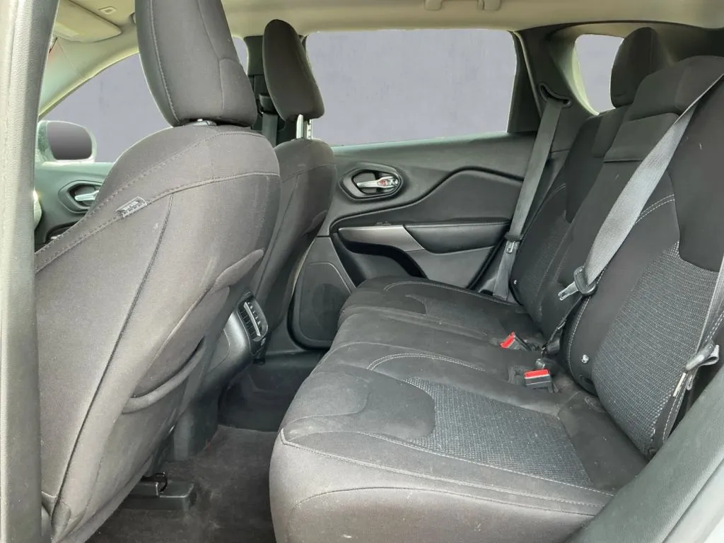 Jeep Cherokee photo 14