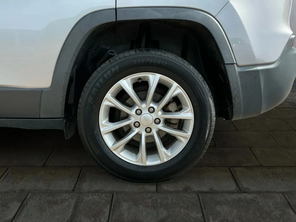 Jeep Cherokee photo 17