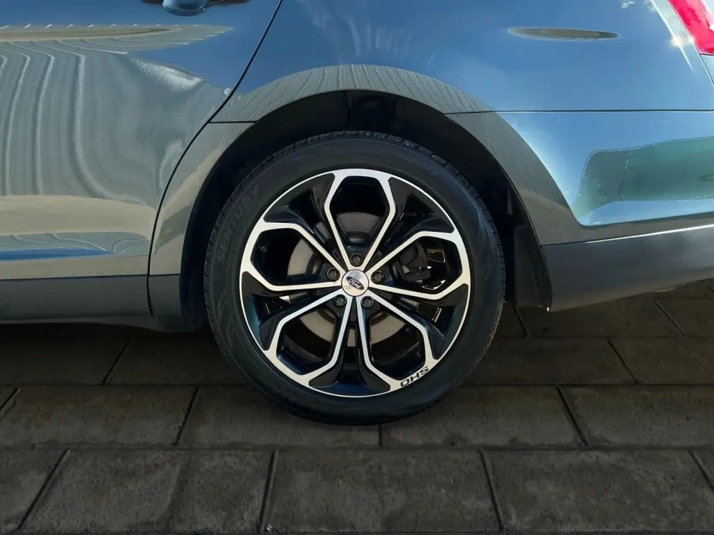 Ford Taurus photo 17