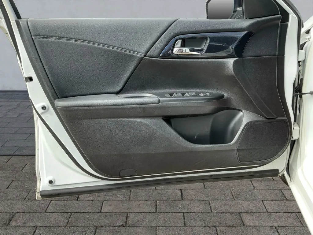 Honda Accord photo 9