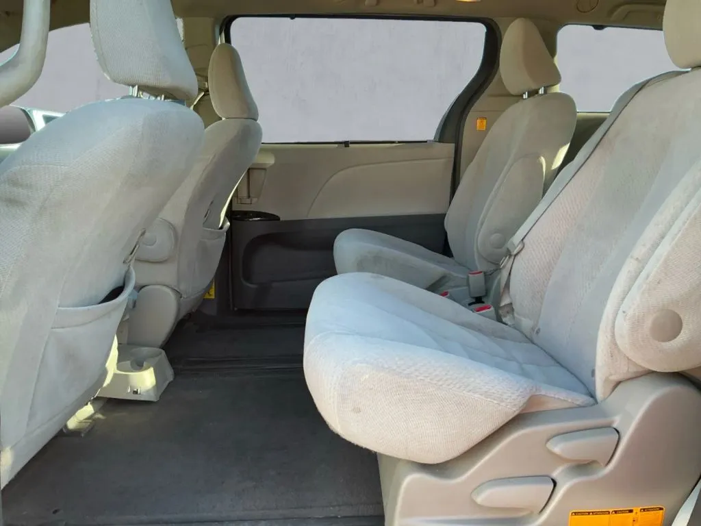 Toyota Sienna photo 14