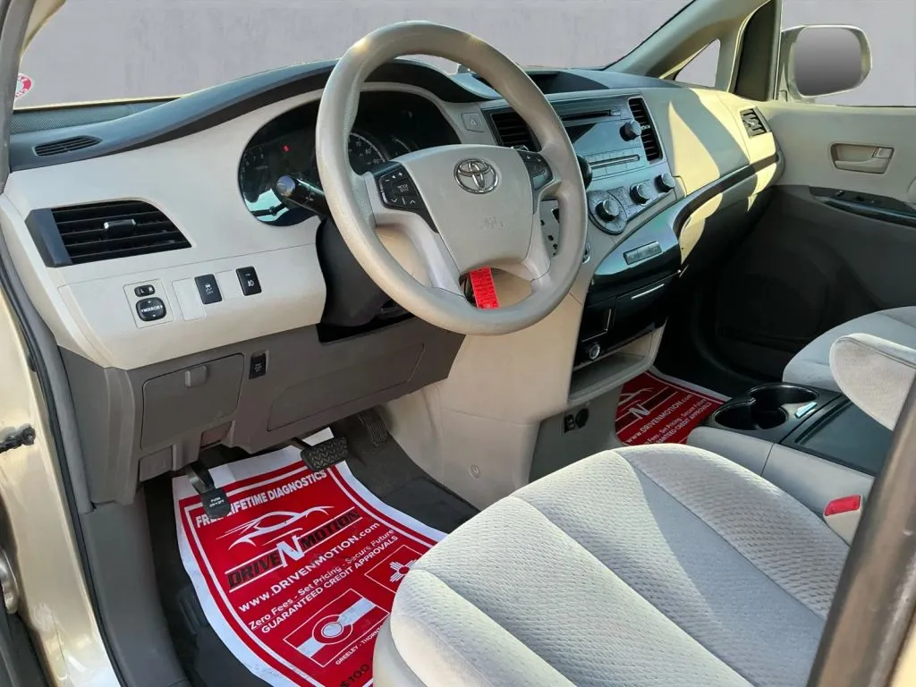 Toyota Sienna photo 13