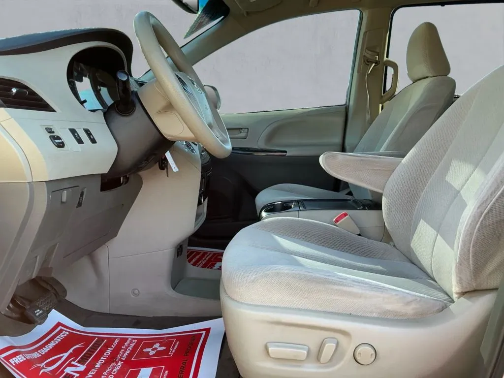 Toyota Sienna photo 12