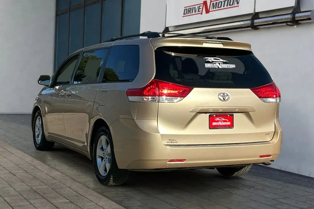 Toyota Sienna photo 6
