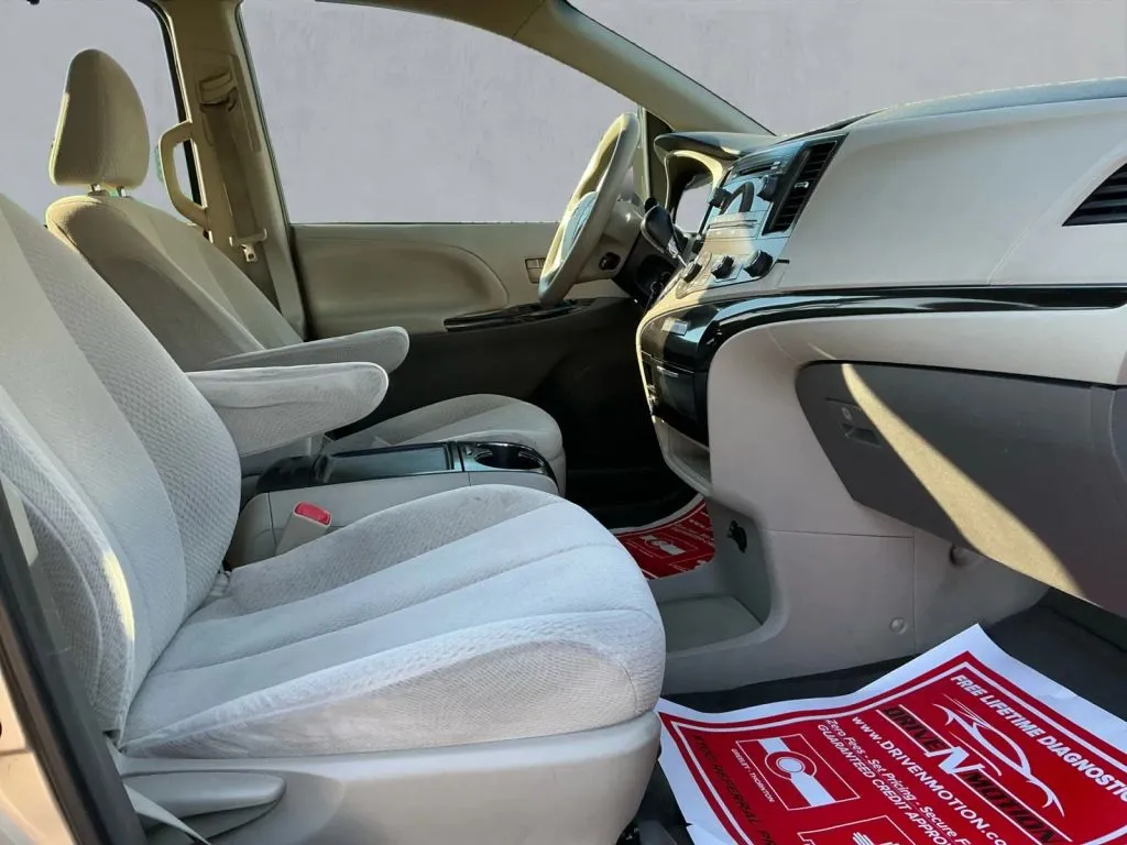 Toyota Sienna photo 23