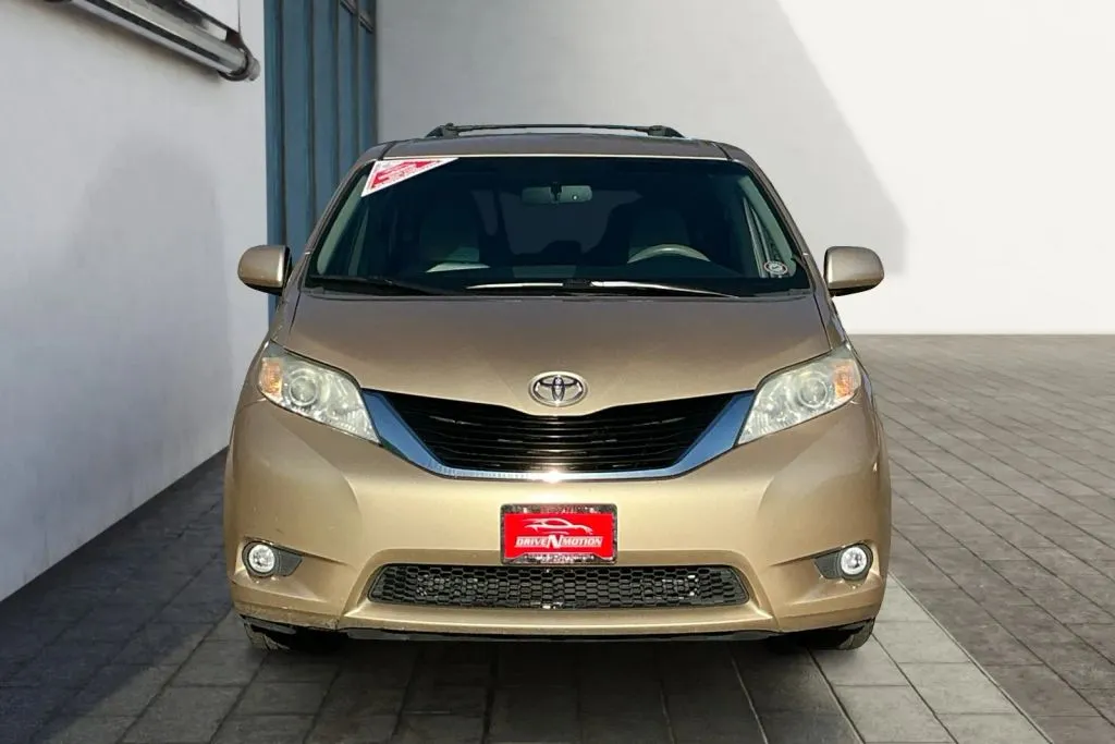 Toyota Sienna photo 8