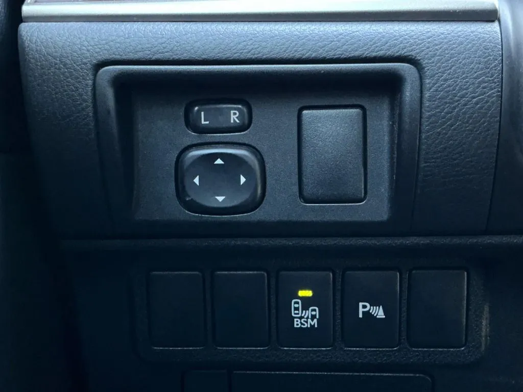 Lexus ES photo 36