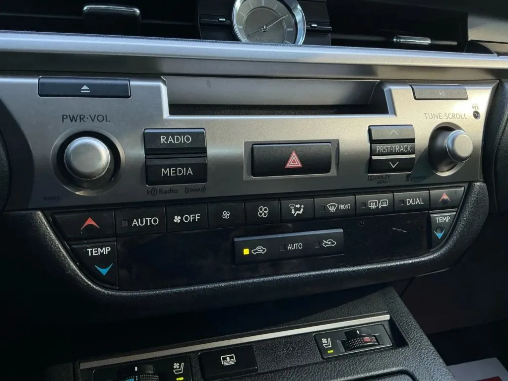 Lexus ES photo 33