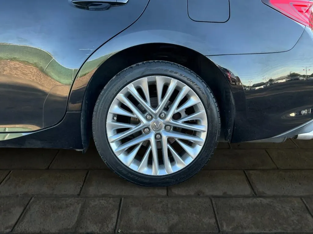 Lexus ES photo 17