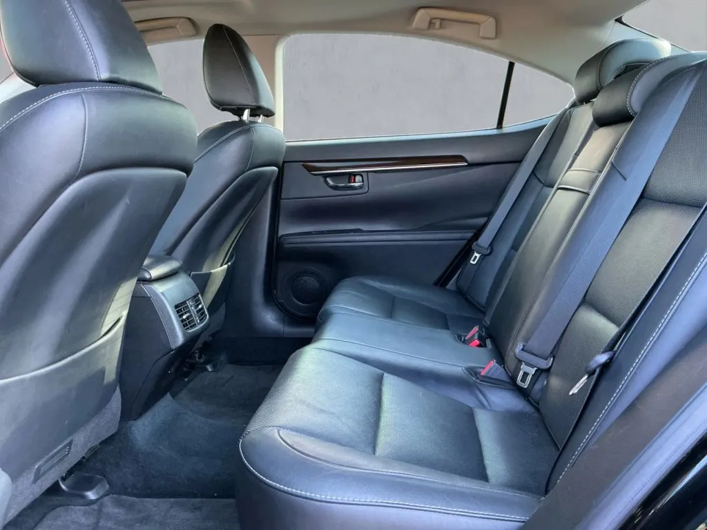 Lexus ES photo 14