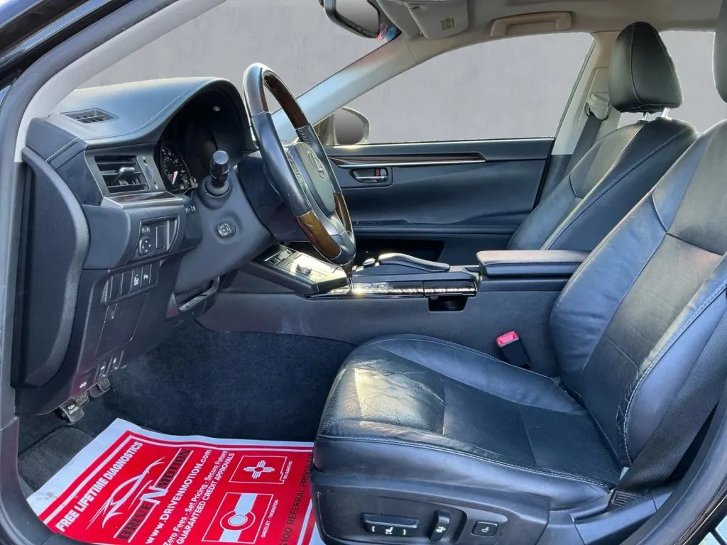 Lexus ES photo 12