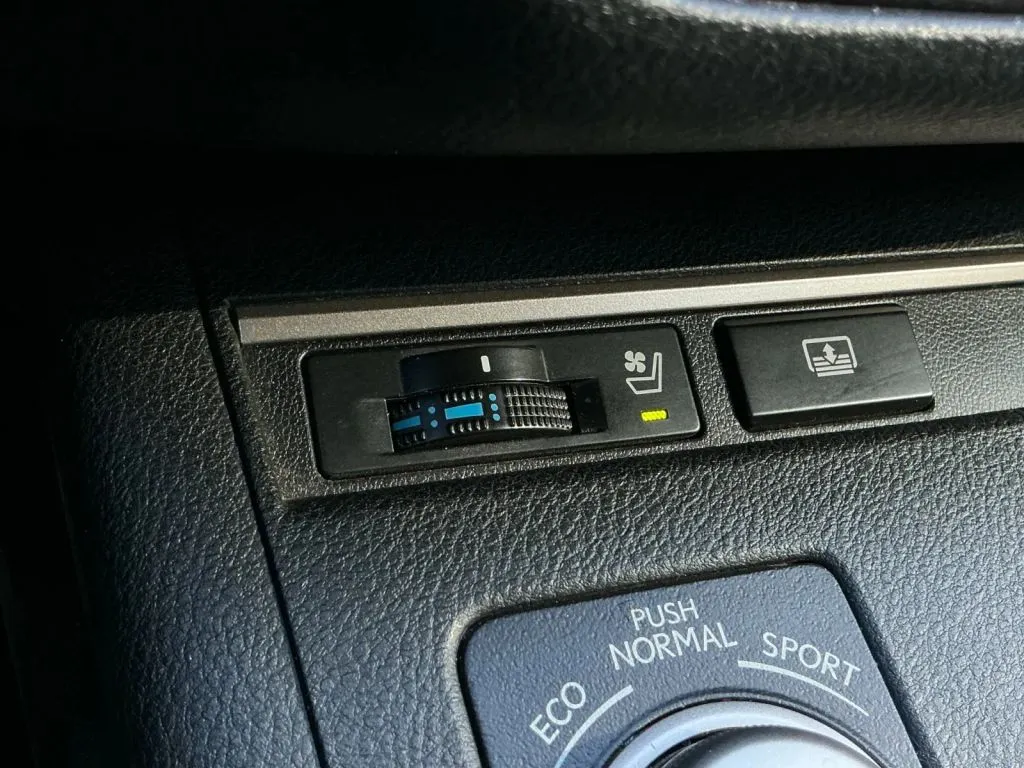 Lexus ES photo 32