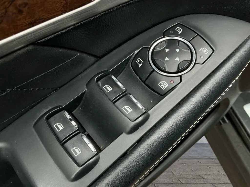 Ford Explorer photo 11