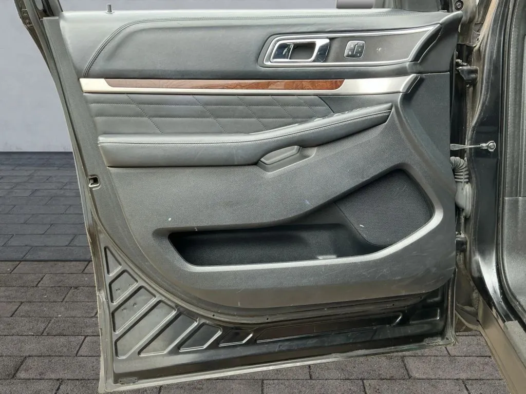 Ford Explorer photo 10