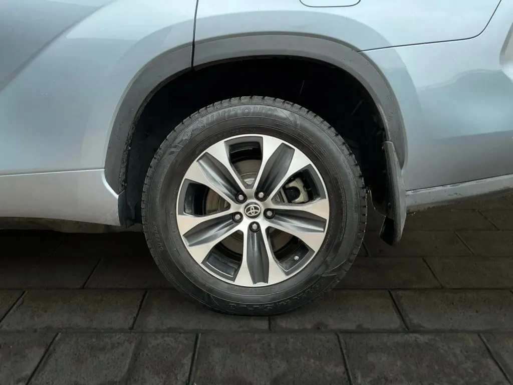 2021 Toyota Highlander XLE - Photo 18