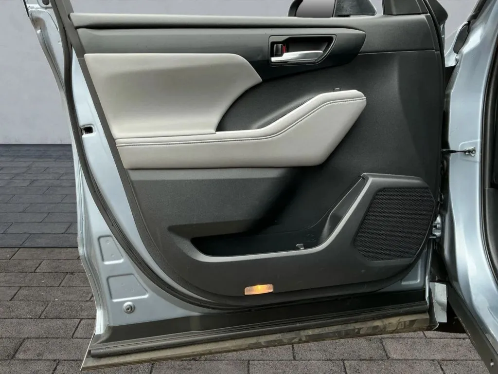 2021 Toyota Highlander XLE - Photo 10