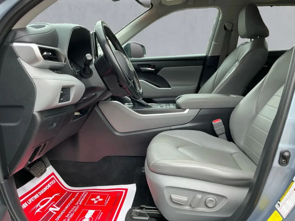 2021 Toyota Highlander XLE - Photo 12