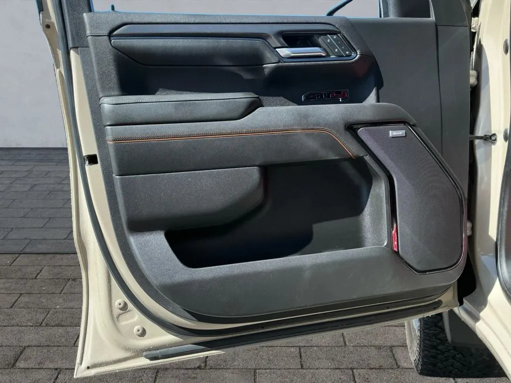 GMC Sierra photo 10