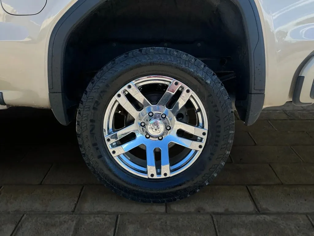 GMC Sierra photo 18