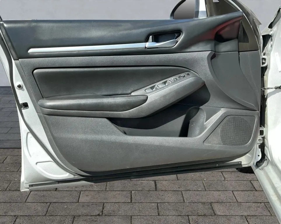 Nissan Altima photo 10