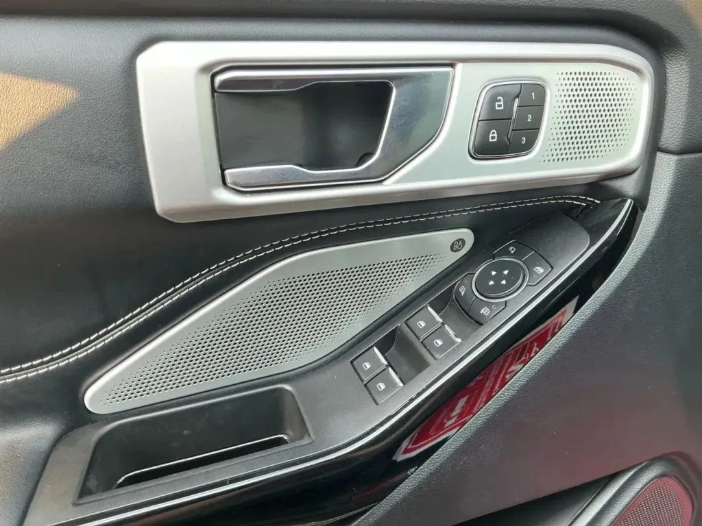 Ford Explorer photo 11