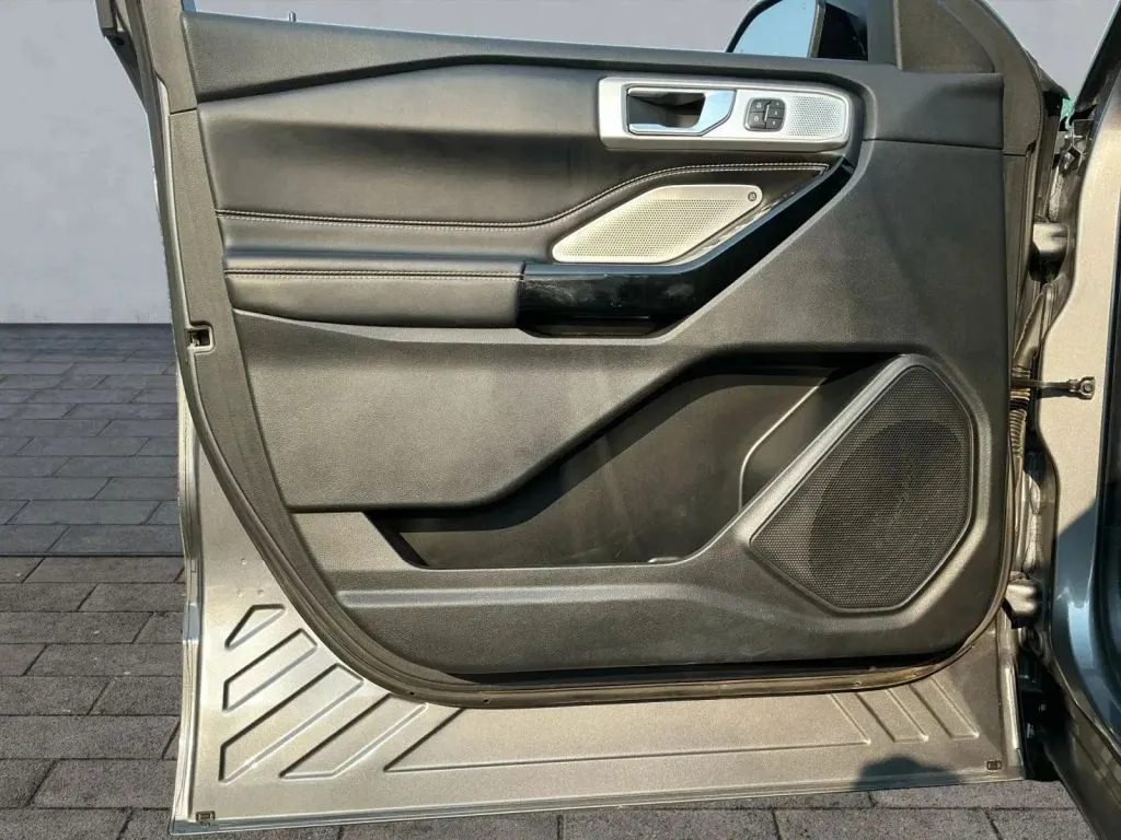 Ford Explorer photo 10