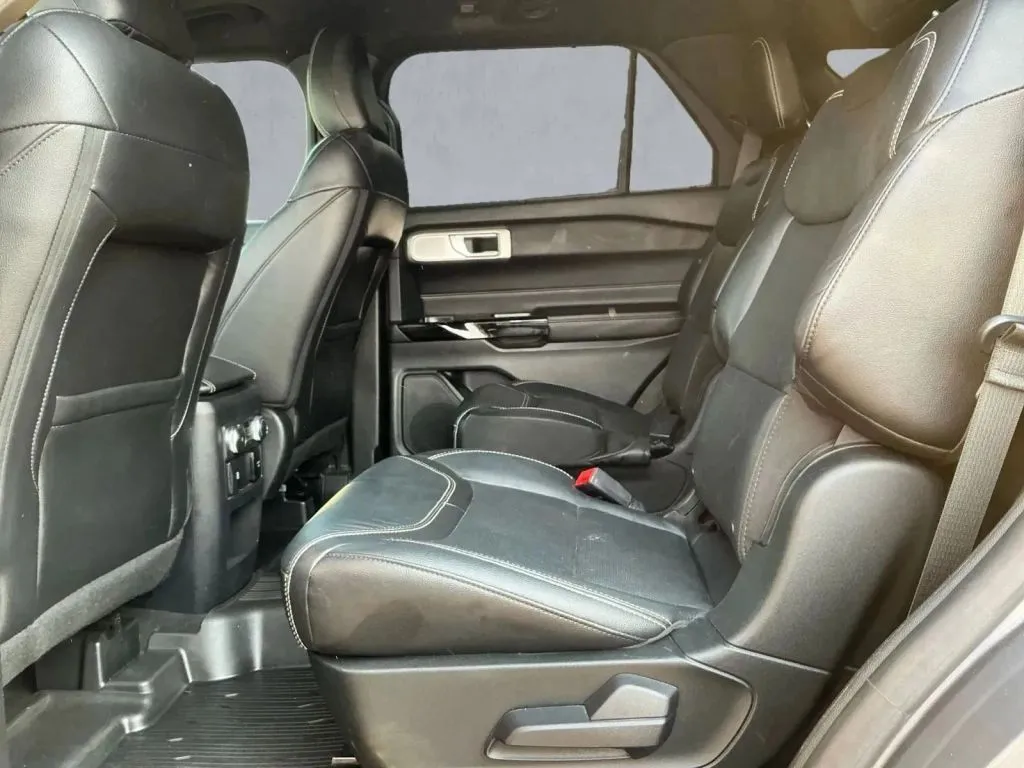 Ford Explorer photo 14