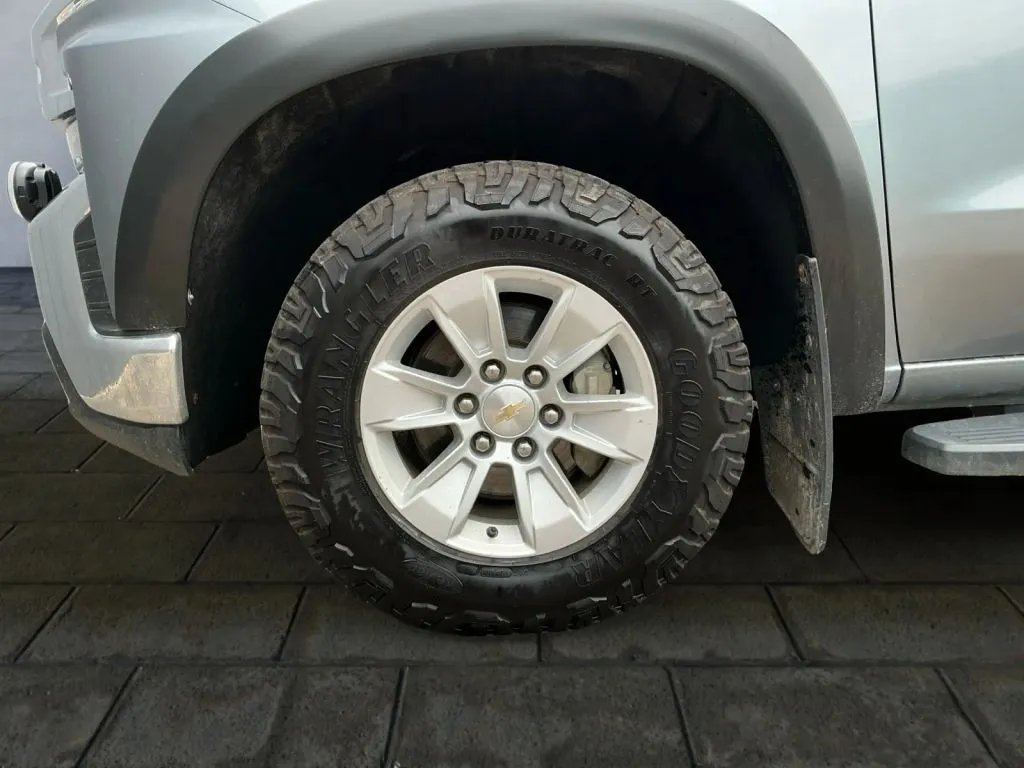 Chevrolet Silverado photo 24