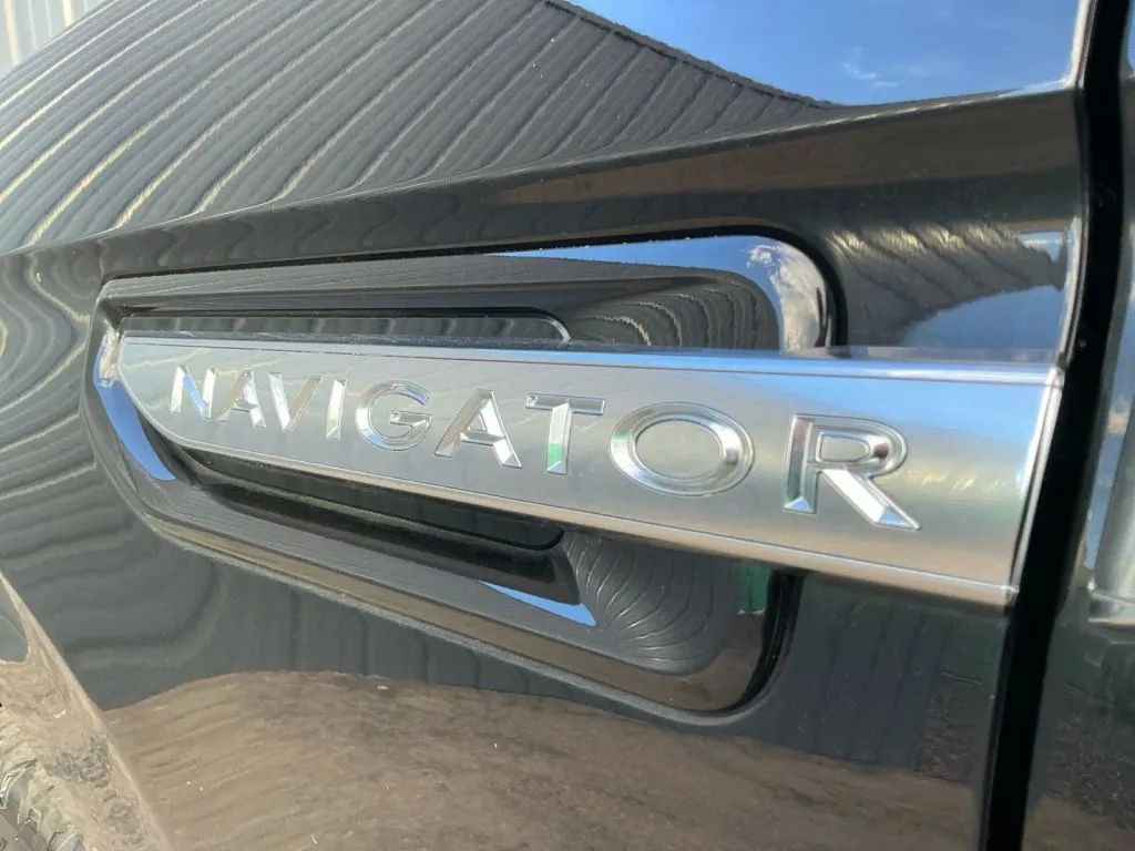 Lincoln Navigator L photo 19