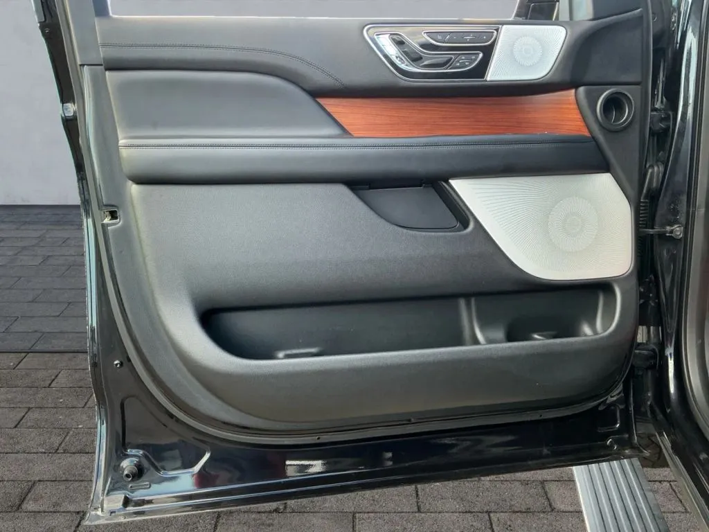 Lincoln Navigator L photo 10