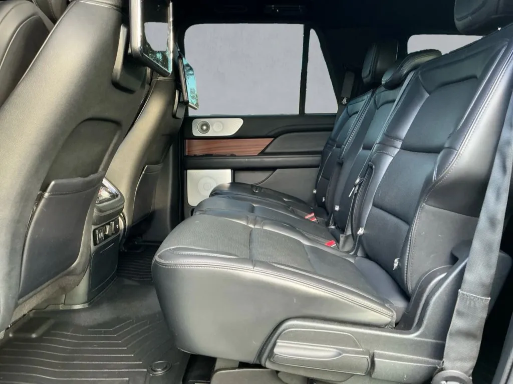Lincoln Navigator L photo 14
