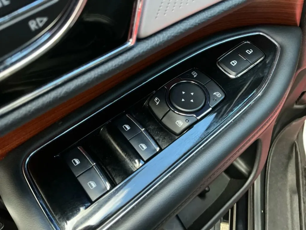 Lincoln Navigator L photo 11