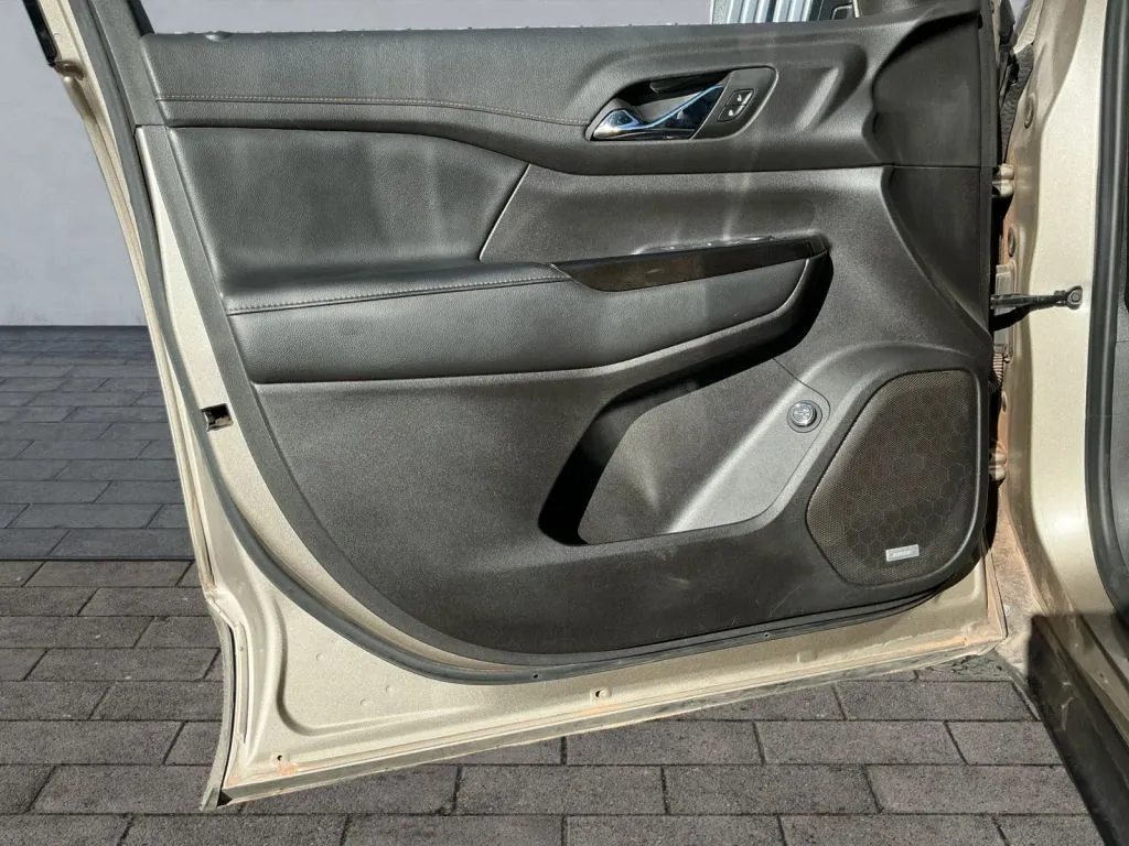 GMC Acadia photo 10