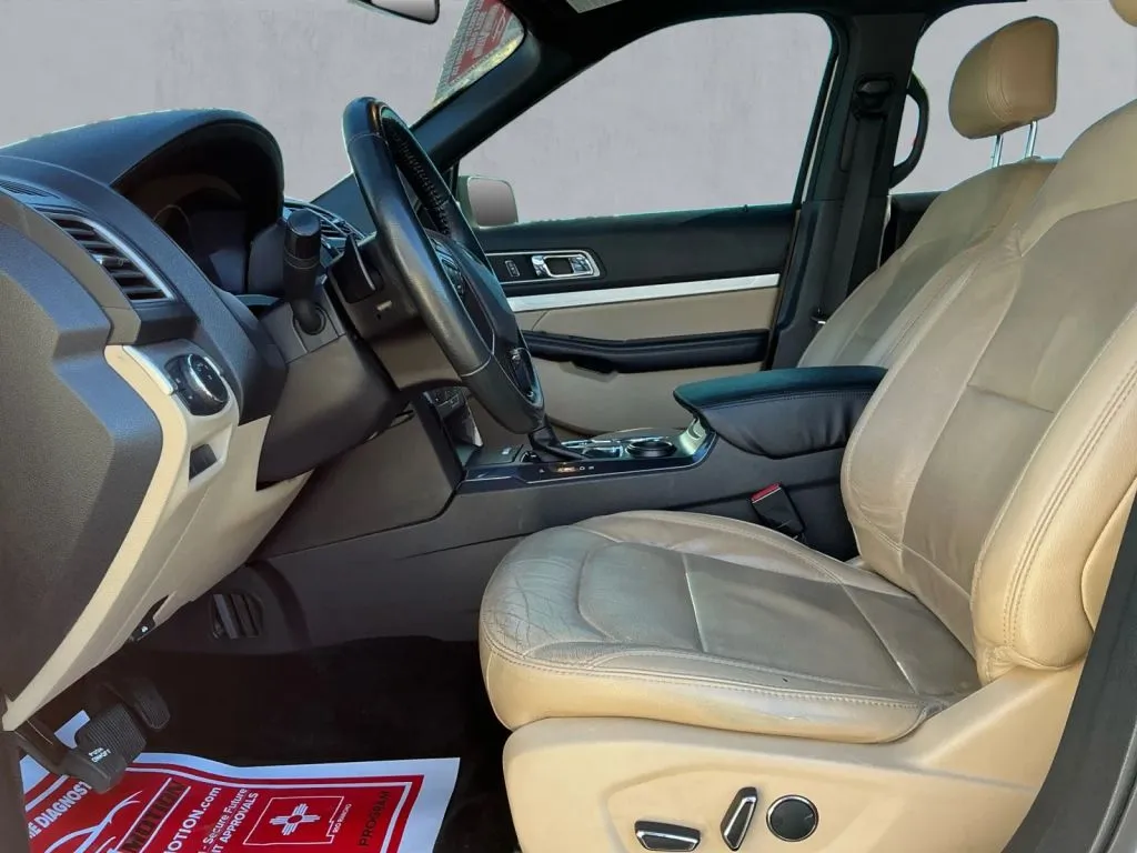 Ford Explorer photo 12
