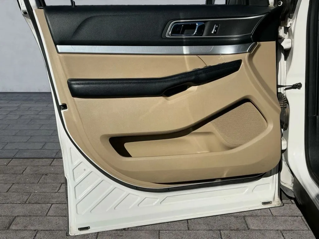 Ford Explorer photo 10