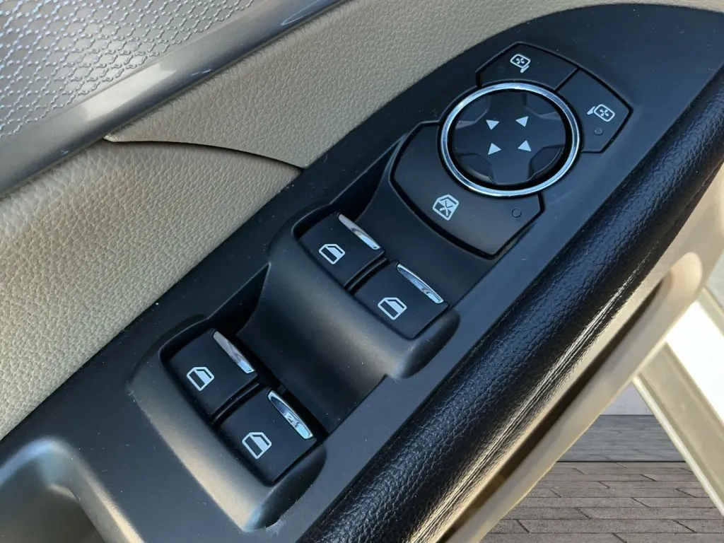 Ford Explorer photo 11