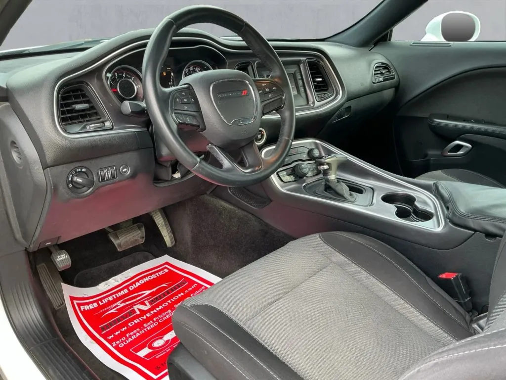 Dodge Challenger photo 13