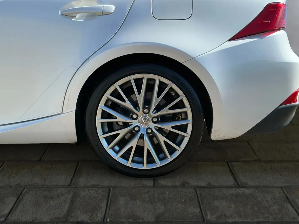 Lexus IS photo 17