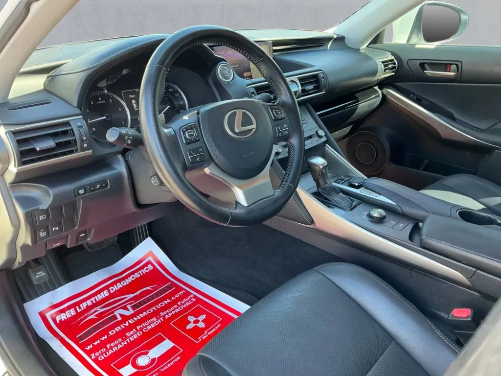 Lexus IS photo 13