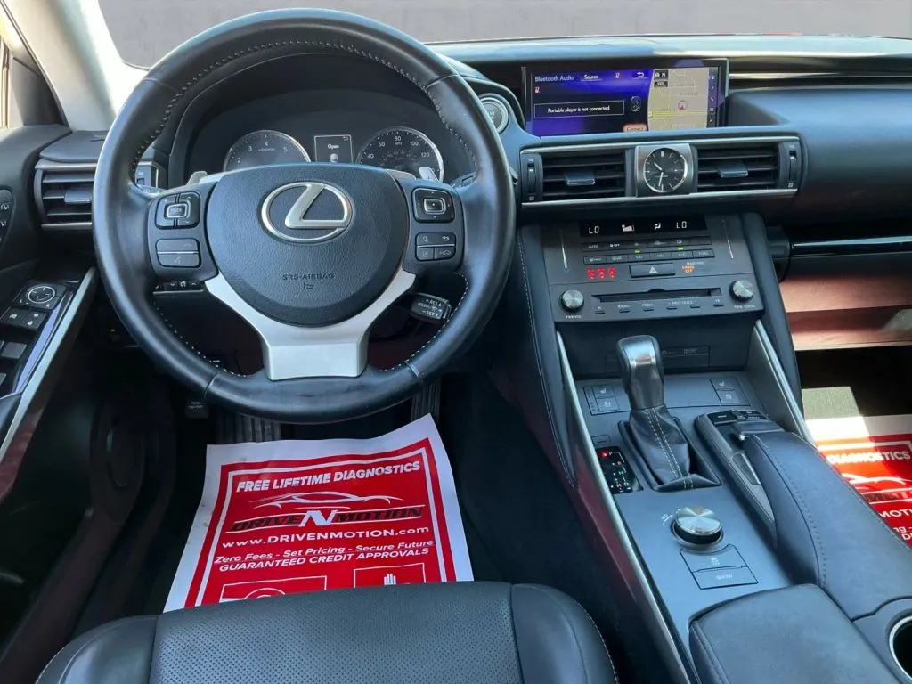 Lexus IS photo 16