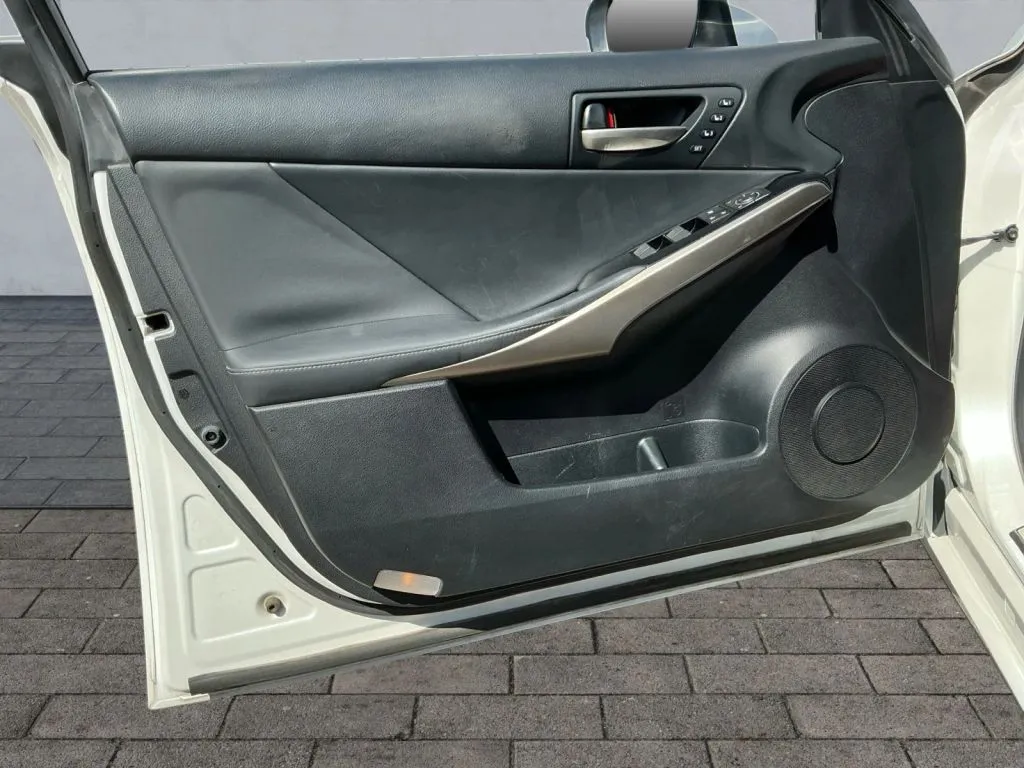 Lexus IS photo 10