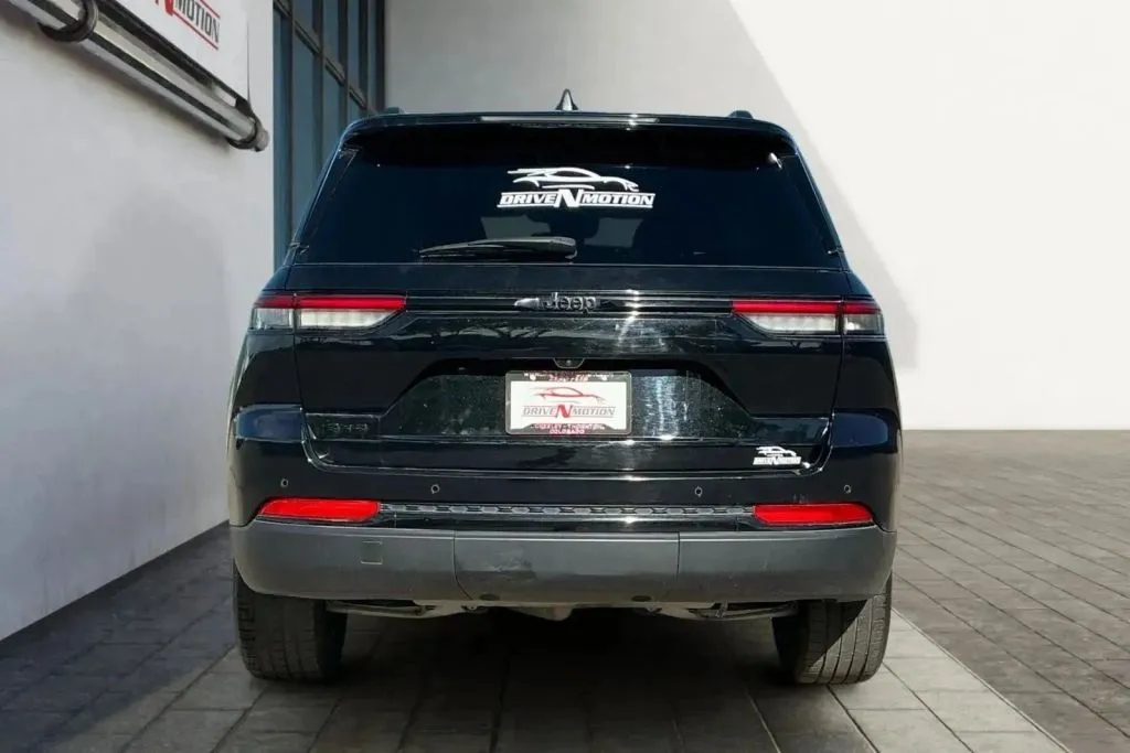 More photos of 2024 Jeep Grand Cherokee Altitude Sport Utility 4D at Drive N-Motion Greeley, CO