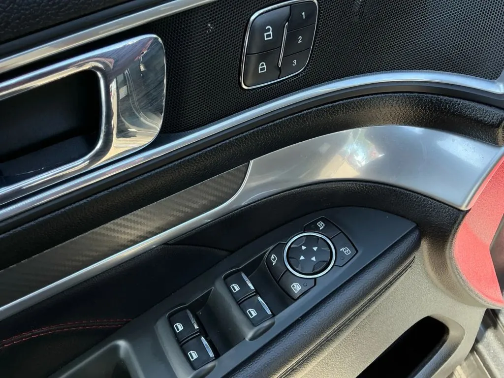 Ford Explorer photo 11